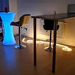Studio entier moderne et avec terrasse