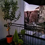 Studio entier moderne et avec terrasse