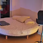 Studio entier moderne et avec terrasse